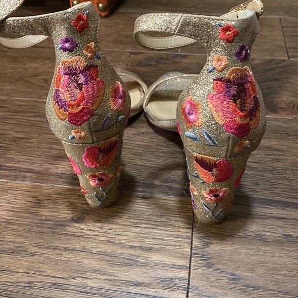 Size 7W internally concepts gold glitter high heels with floral embroide… - Picture 3 of 6